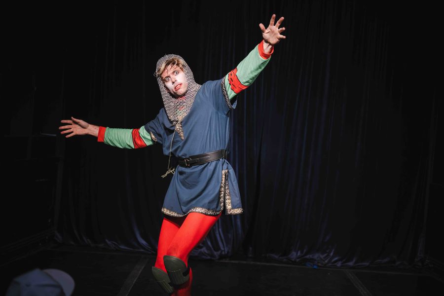 Grant O'Connell performing