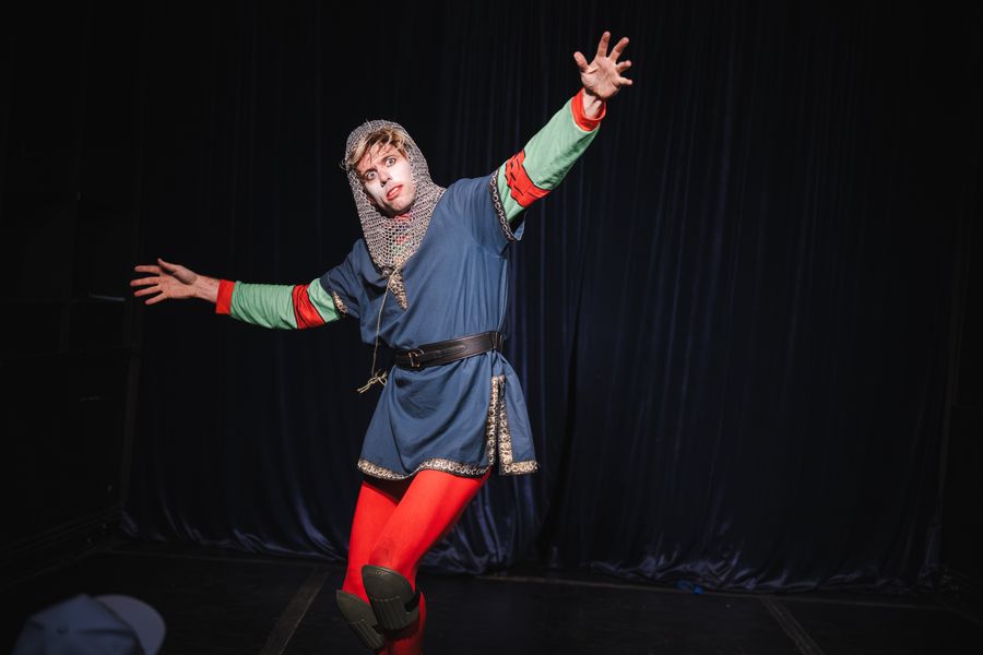 Grant O'Connell performing